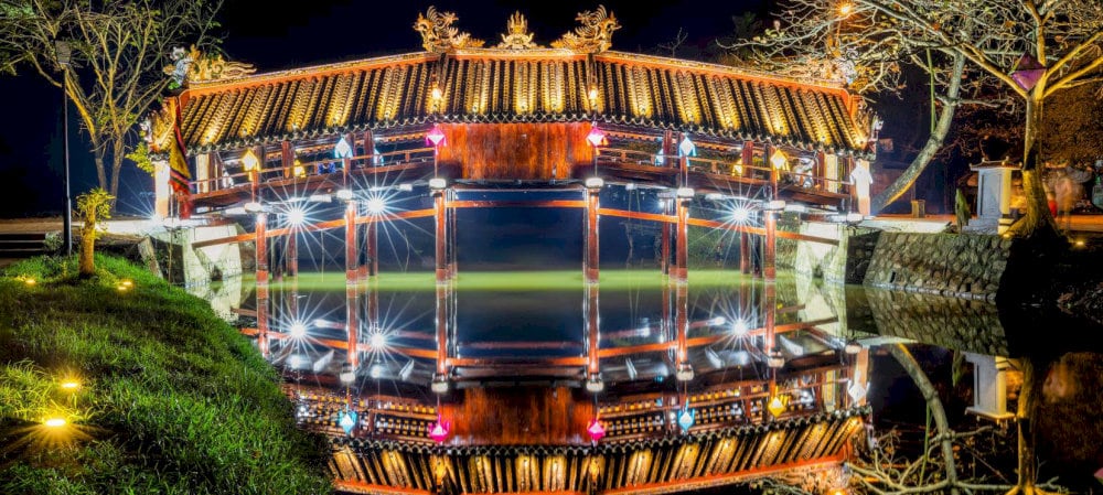 Cây cầu lung linh về đêm 